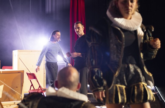 Theatergezelschap oefent op het podium met historische kostuums en moderne kleding. (vergroot foto)