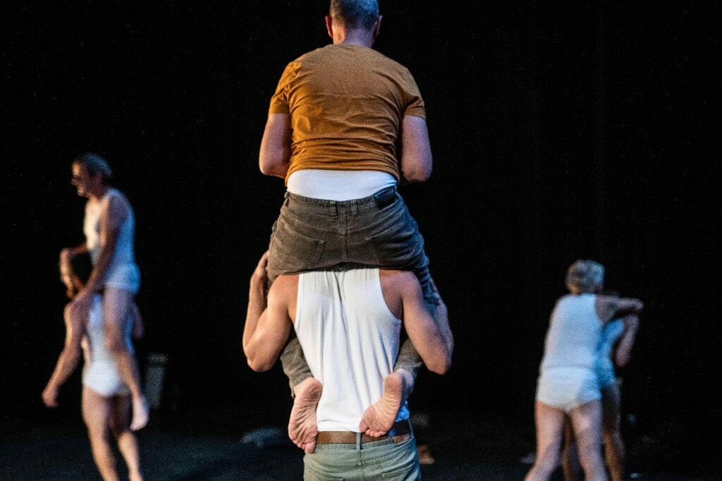 THERE THERE Company - Carrying My Father (c) Bart Grietens